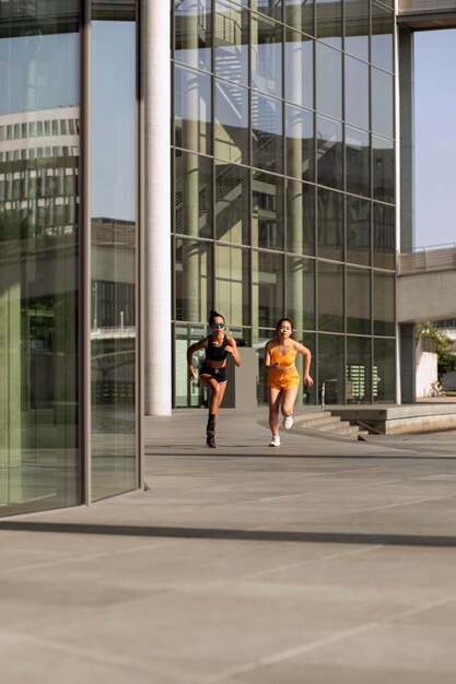 Mujeres corriendo juntas tiro largo