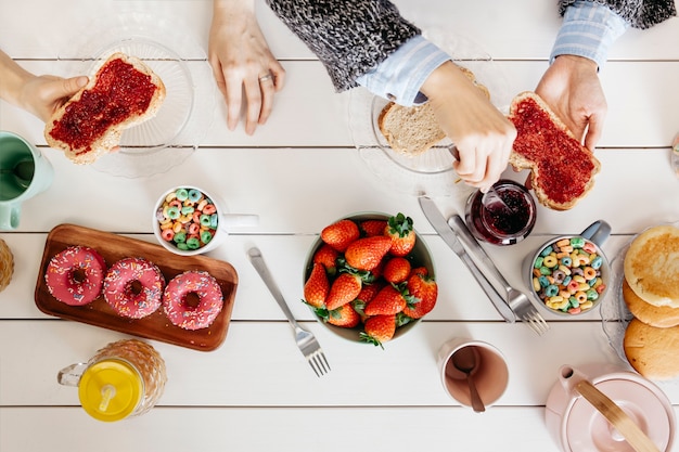 Mujeres de la cosecha aving deliciosa comida