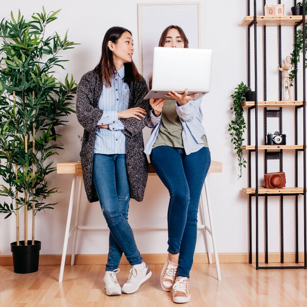 Mujeres coworking en la computadora portátil