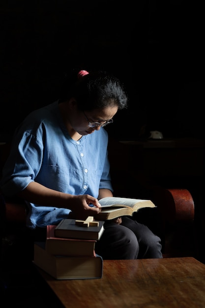Las mujeres cristianas leen las escrituras en la casa