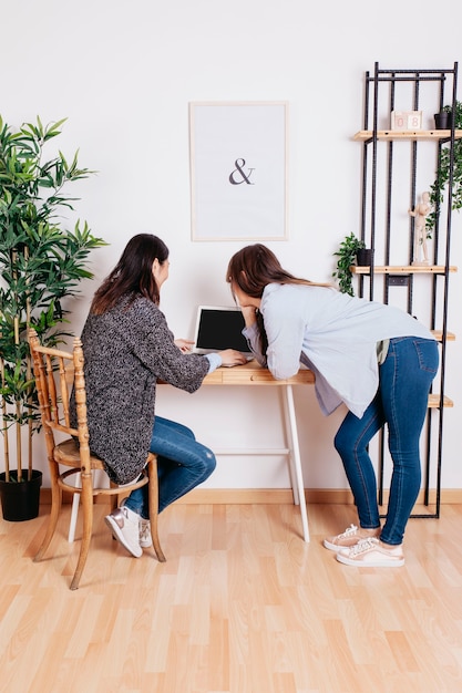 Mujeres en el cuaderno en la oficina