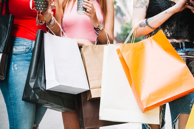 Mujeres de cultivos con bolsas brillantes