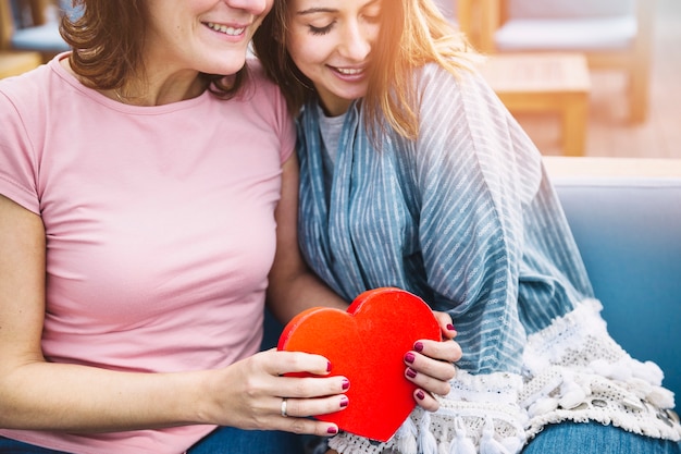 Mujeres de cultivos con caja en forma de corazón