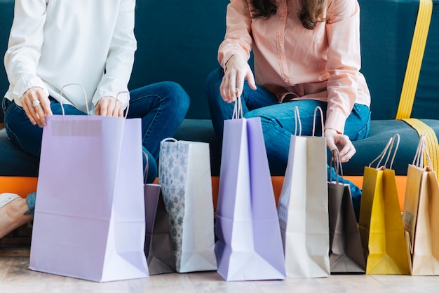 Mujeres de cultivos cerca de bolsas de papel