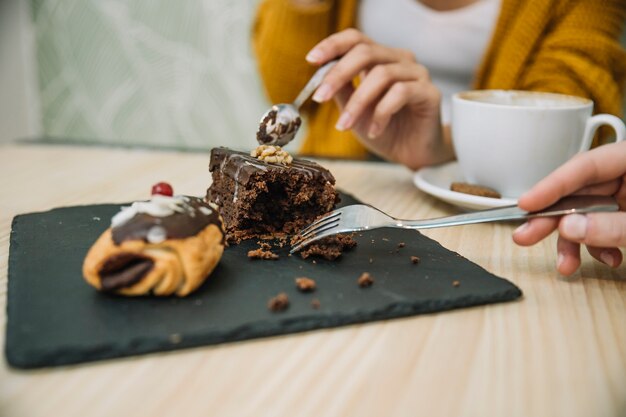 Mujeres de cultivos comiendo pastel