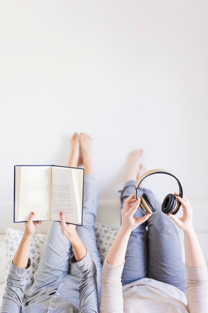 Mujeres de cultivos con libros y auriculares