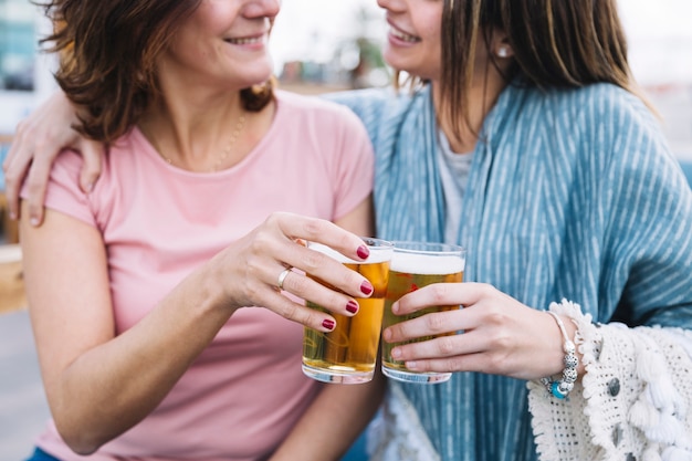 Las mujeres de cultivos tintinean vasos