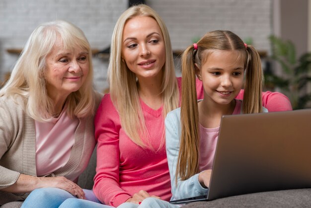 Mujeres curiosas y mirando en la computadora portátil