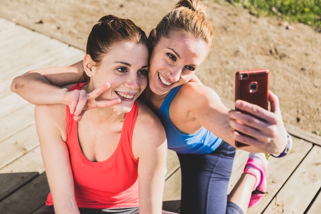 Mujeres deportistas haciéndose una foto