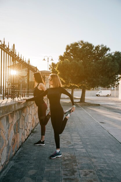 Mujeres deportivas entrenando en la calle