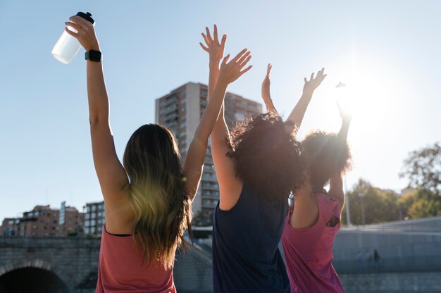 Mujeres deportivas de tiro medio afuera