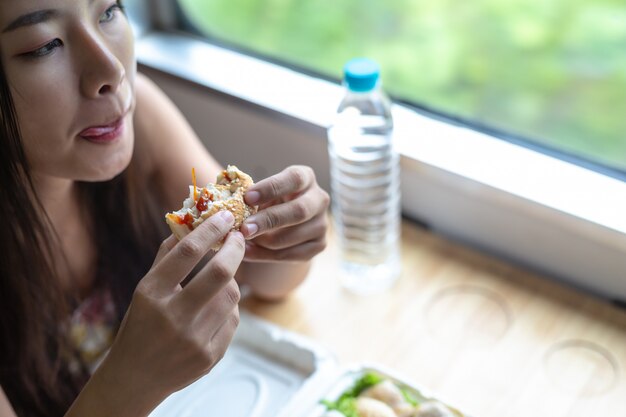 Las mujeres desayunan en el tren, vacaciones, ideas de viaje.