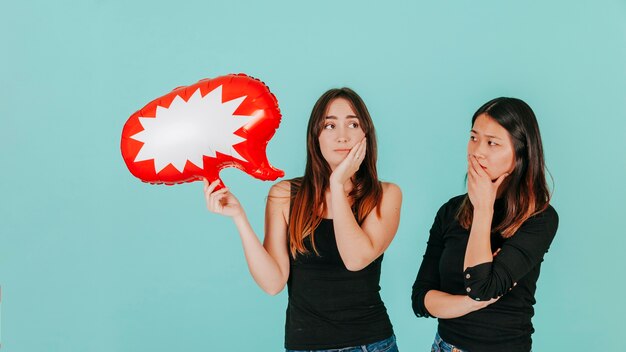 Mujeres desconcertadas con bocadillo