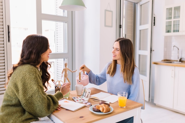 Foto gratuita mujeres dibujando y vertiendo té