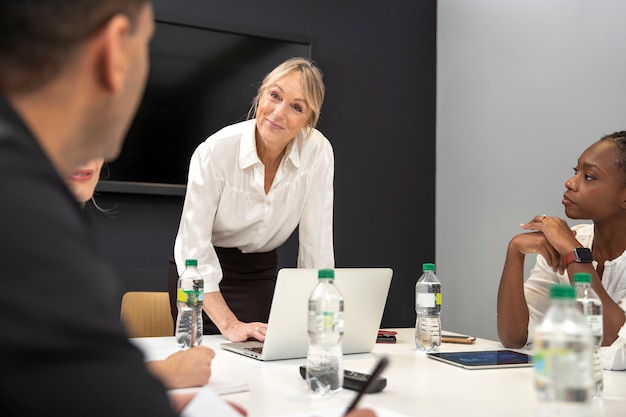 Mujeres discutiendo negocios en el escritorio