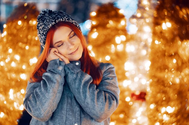 Las mujeres disfrutan de las luces navideñas por la noche