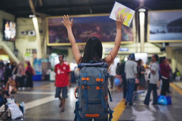 Las mujeres disfrutan viajando en el mapa a la estación de tren.