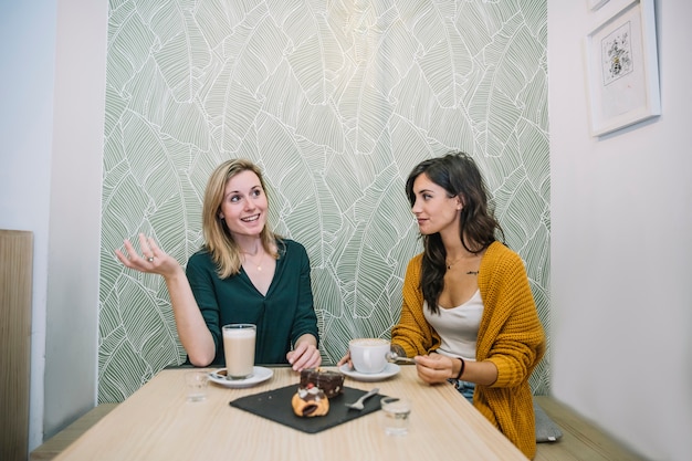 Mujeres disfrutando de café y hablando