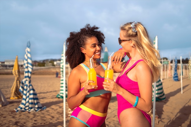 Mujeres disfrutando de la estética del verano de los 80