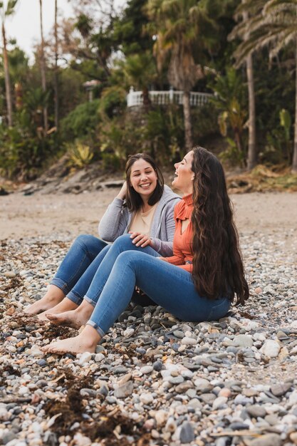 Mujeres disfrutando el tiempo en la playa