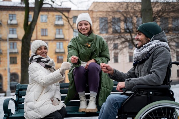 Mujeres disfrutando del tiempo con su amiga en silla de ruedas