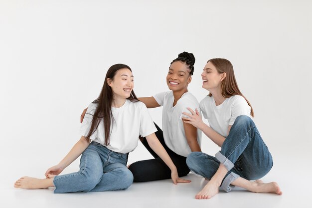 Mujeres diversas felices posando tiro completo