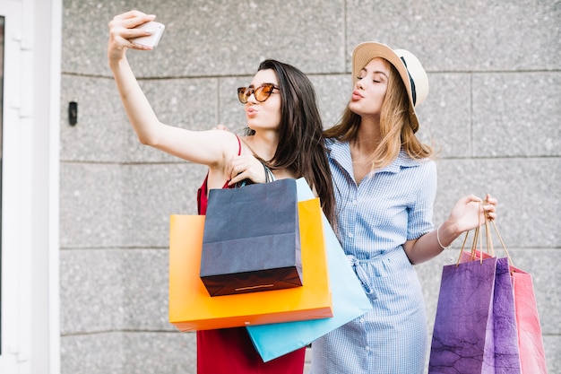 Mujeres divertidas tomando autorretratos