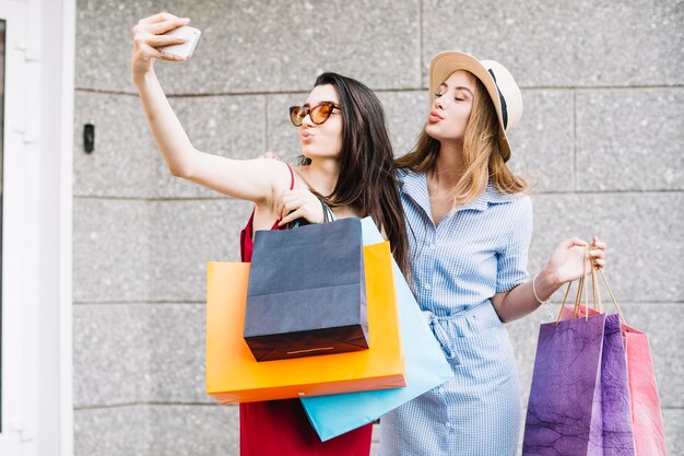 Mujeres divertidas tomando autorretratos