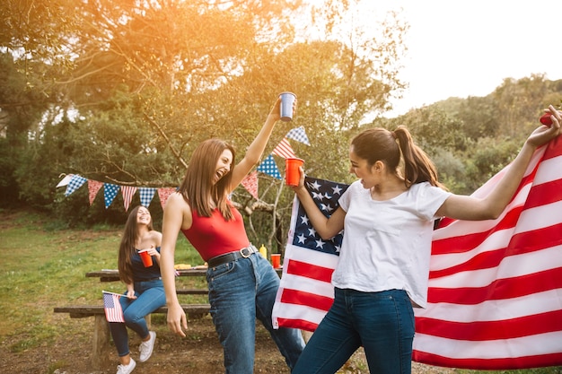 Mujeres divirtiéndose al aire libre