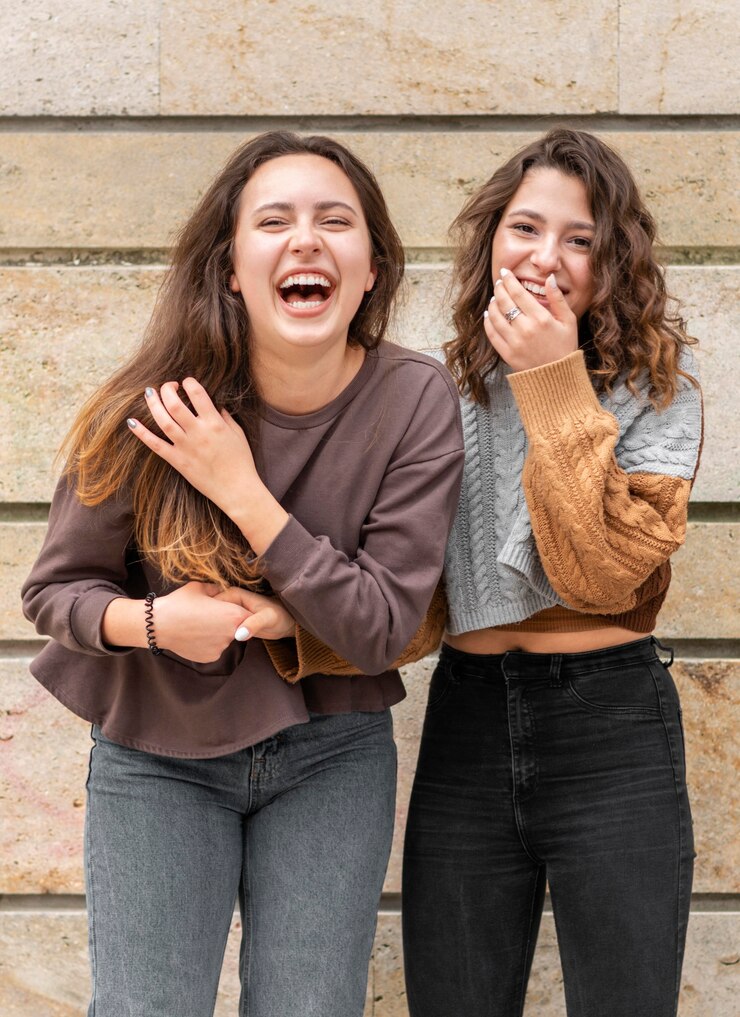 Foto gratuito mujeres divirtiéndose al aire libre