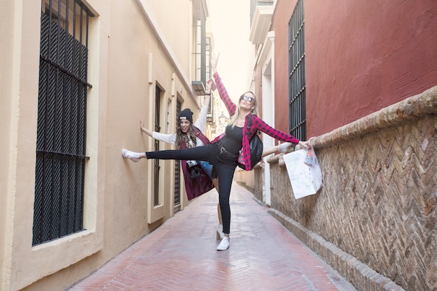 Mujeres divirtiéndose en la calle estrecha