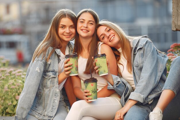 mujeres divirtiéndose en la calle tomando un café