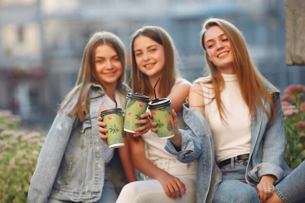 mujeres divirtiéndose en la calle tomando un café