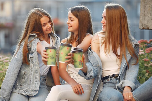 mujeres divirtiéndose en la calle tomando un café