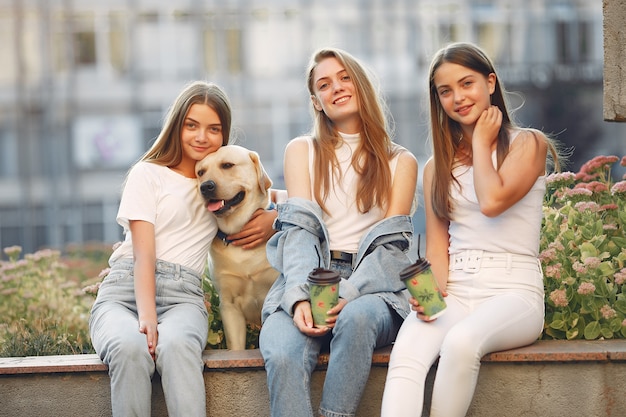 mujeres divirtiéndose en la calle tomando un café