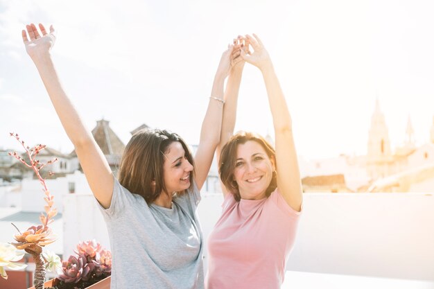 Mujeres divirtiéndose en la calle