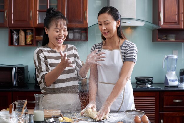 Mujeres divirtiéndose en la cocina