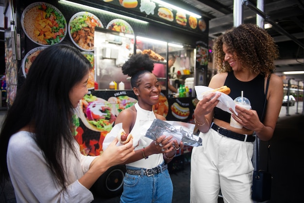 Foto gratuita mujeres divirtiéndose en el festival de comida.