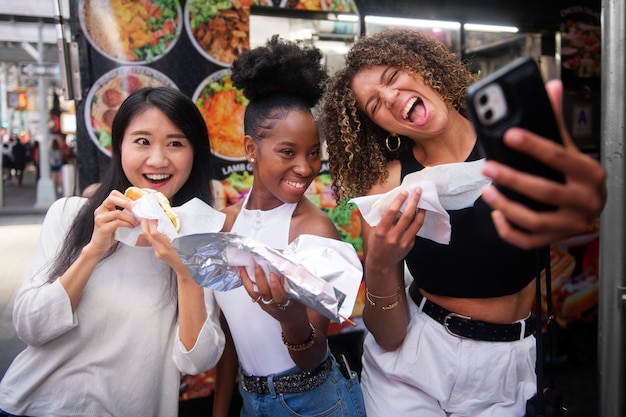 Foto gratuita mujeres divirtiéndose en el festival de comida.