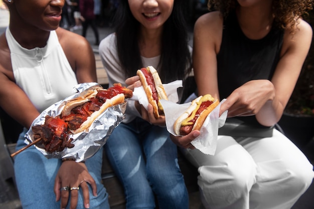 Mujeres divirtiéndose en el festival de comida.