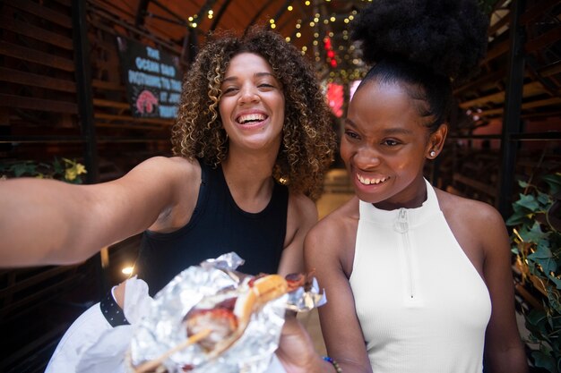 Mujeres divirtiéndose en el festival de comida.