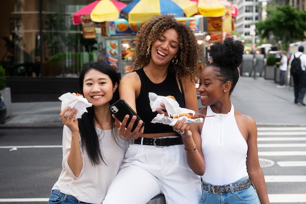 Foto gratuita mujeres divirtiéndose en el festival de comida.