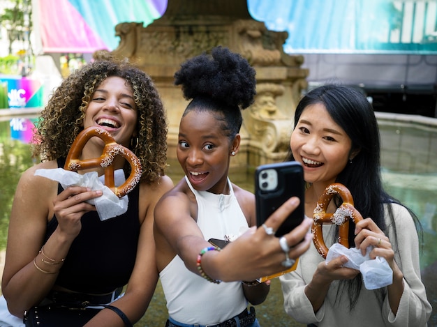 Mujeres divirtiéndose en el festival de comida.