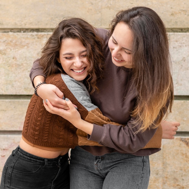 Mujeres divirtiéndose juntas al aire libre