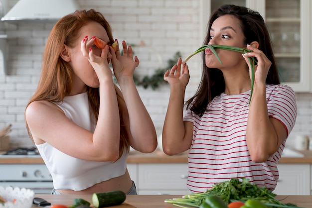 Mujeres divirtiéndose mientras preparan una comida