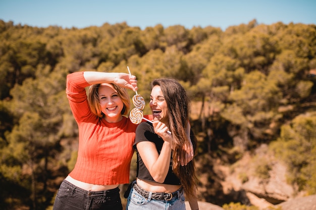 Mujeres divirtiéndose con piruletas