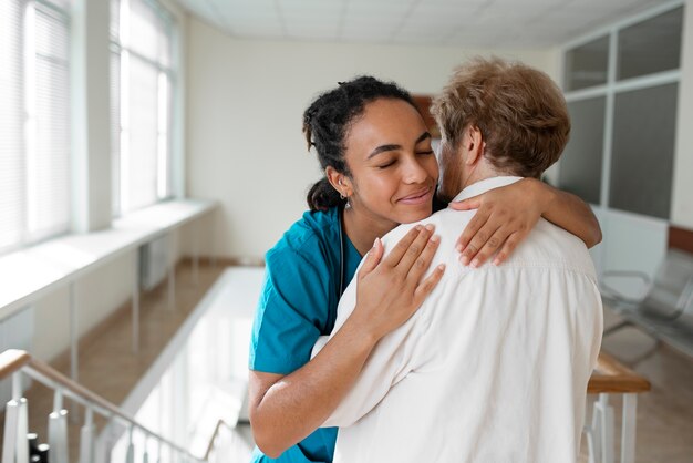 Mujeres doctoras de tiro medio abrazándose