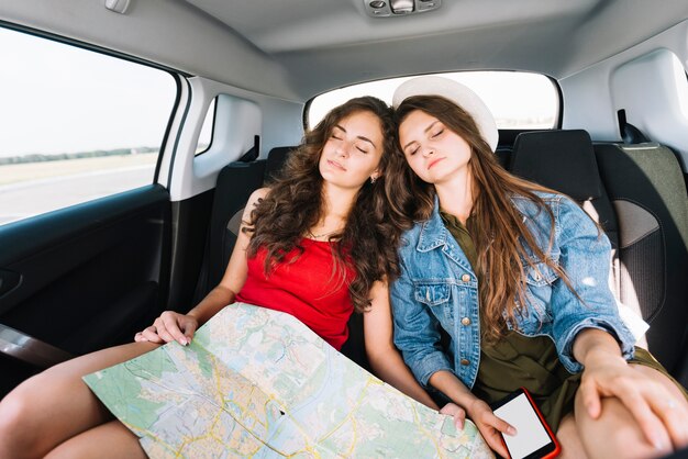 Mujeres durmiendo en el coche