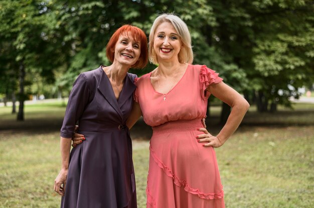 Mujeres elegantes celebrando la amistad