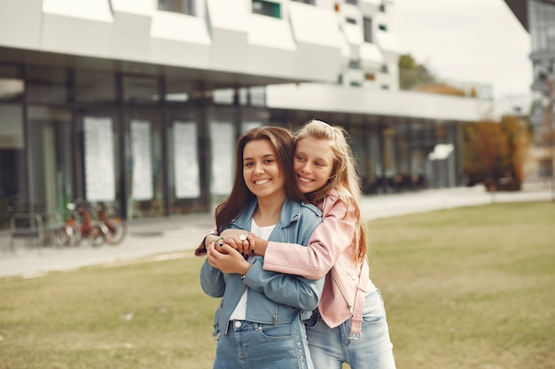 Mujeres elegantes y con estilo en un parque de otoño